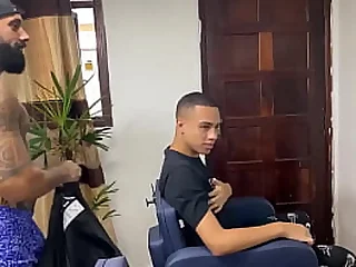 Barber fucks be passed on client super hot -